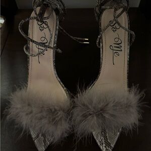 So Me Brown Feathered Snakeskin Strap Lace Up Clear Heels Size 7.5